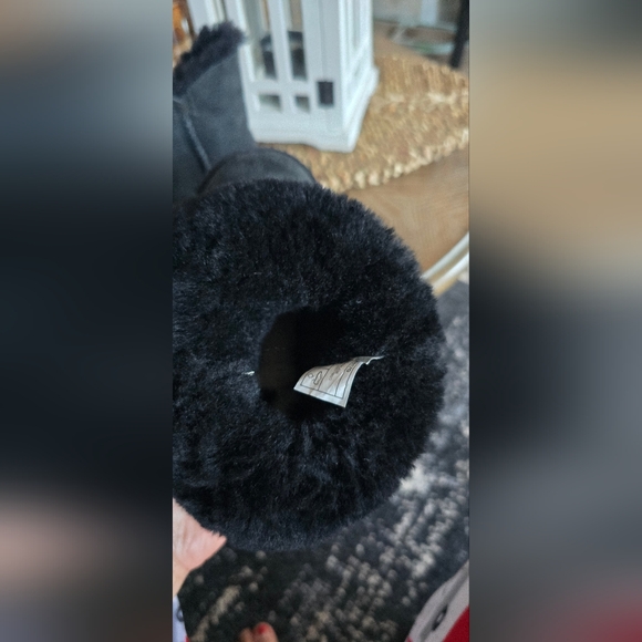UGG - Picture 10 of 17